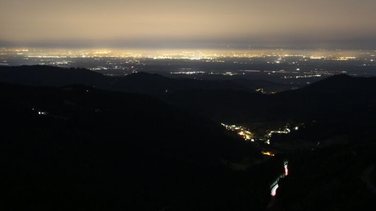 Dieses Bild zeigt eine Webcam-Aufnahme vom Achertal, aufgenommen am Freitag, den 03.10.2025 um 23:30 Uhr. Die Temperatur betrug 8.7°C.