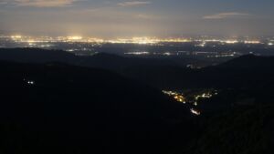 Dieses Bild zeigt eine Webcam-Aufnahme vom Achertal, aufgenommen am Montag, den 04.05.2026 um 04:40 Uhr. Die Temperatur betrug 10.2°C.
