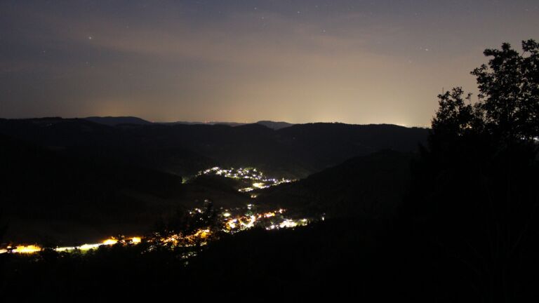 Dieses Bild zeigt eine Webcam-Aufnahme vom Achertal, aufgenommen am Montag, den 10.08.2026 um 04:40 Uhr. Die Temperatur betrug 23.1°C.