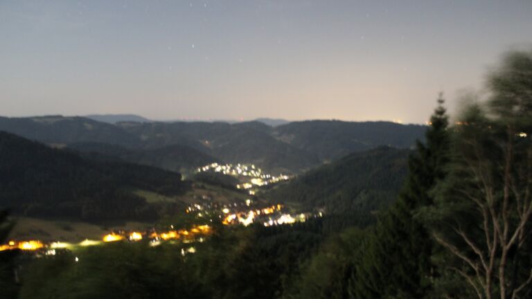Dieses Bild zeigt eine Webcam-Aufnahme vom Achertal, aufgenommen am Montag, den 03.08.2026 um 02:00 Uhr. Die Temperatur betrug 24.3°C.