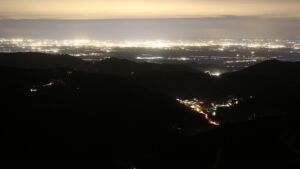 Dieses Bild zeigt eine Webcam-Aufnahme vom Achertal, aufgenommen am Freitag, den 13.03.2026 um 19:50 Uhr. Die Temperatur betrug 7.4°C.