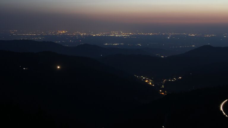 Dieses Bild zeigt eine Webcam-Aufnahme vom Achertal, aufgenommen am Dienstag, den 12.08.2025 um 21:50 Uhr. Die Temperatur betrug 25.8°C.
