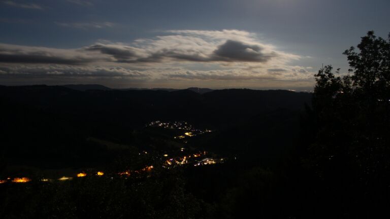 Dieses Bild zeigt eine Webcam-Aufnahme vom Achertal, aufgenommen am Samstag, den 29.08.2026 um 05:30 Uhr. Die Temperatur betrug 13.5°C.