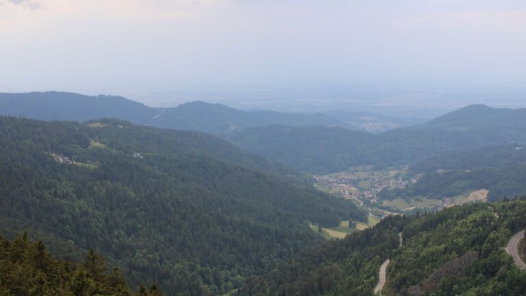 Dieses Bild zeigt eine Webcam-Aufnahme vom Achertal, aufgenommen am Mittwoch, den 21.05.2025 um 18:50 Uhr. Die Temperatur betrug 12.4°C.