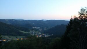 Dieses Bild zeigt eine Webcam-Aufnahme vom Achertal, aufgenommen am Dienstag, den 28.07.2026 um 21:50 Uhr. Die Temperatur betrug 23.6°C.