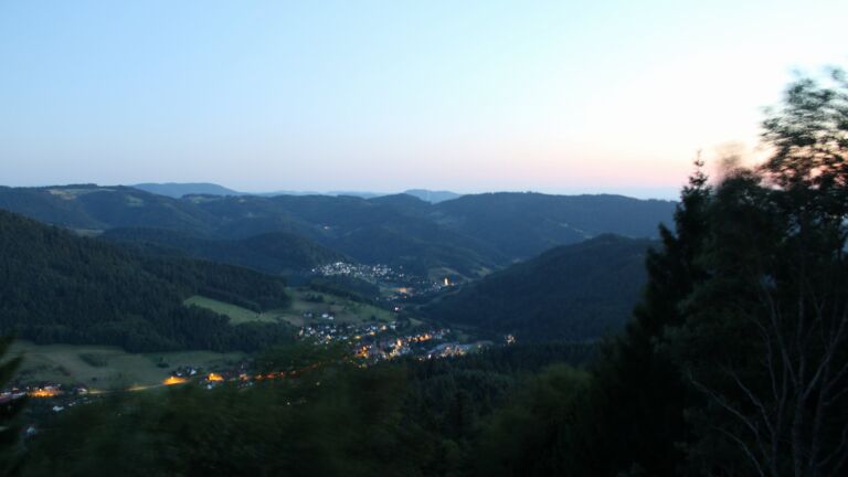 Dieses Bild zeigt eine Webcam-Aufnahme vom Achertal, aufgenommen am Dienstag, den 28.07.2026 um 21:50 Uhr. Die Temperatur betrug 23.6°C.