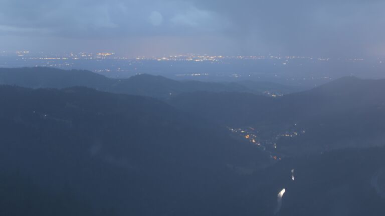 Dieses Bild zeigt eine Webcam-Aufnahme vom Achertal, aufgenommen am Samstag, den 04.10.2025 um 19:30 Uhr. Die Temperatur betrug 4.6°C.