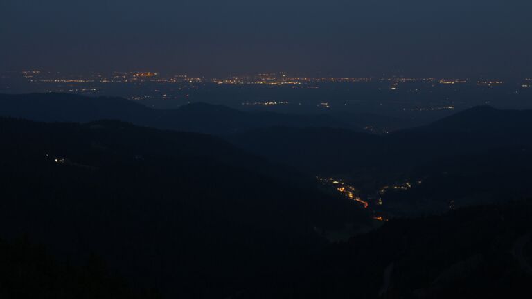 Dieses Bild zeigt eine Webcam-Aufnahme vom Achertal, aufgenommen am Samstag, den 16.08.2025 um 05:30 Uhr. Die Temperatur betrug 19.7°C.