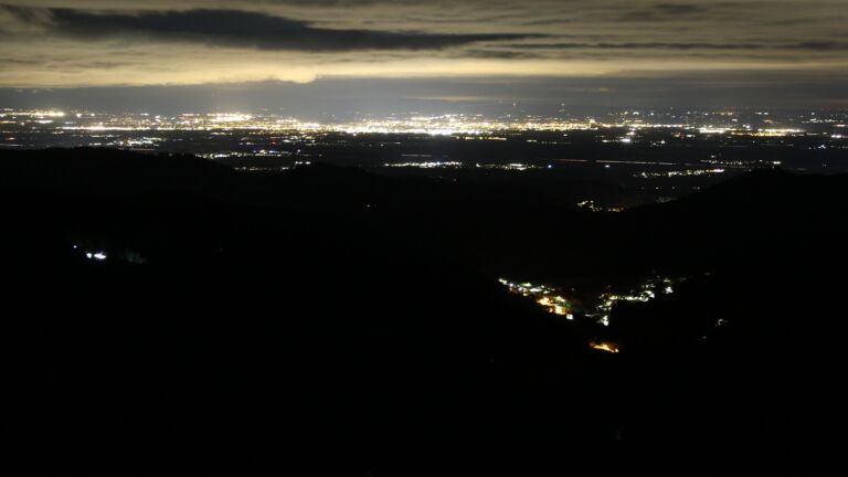 Dieses Bild zeigt eine Webcam-Aufnahme vom Achertal, aufgenommen am Dienstag, den 28.10.2025 um 23:30 Uhr. Die Temperatur betrug 5.6°C.