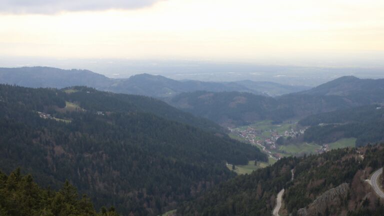 Dieses Bild zeigt eine Webcam-Aufnahme vom Achertal, aufgenommen am Sonntag, den 05.04.2026 um 18:30 Uhr. Die Temperatur betrug 8.4°C.