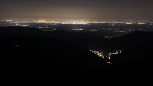 Dieses Bild zeigt eine Webcam-Aufnahme vom Achertal, aufgenommen am Mittwoch, den 15.04.2026 um 23:30 Uhr. Die Temperatur betrug 6.9°C.