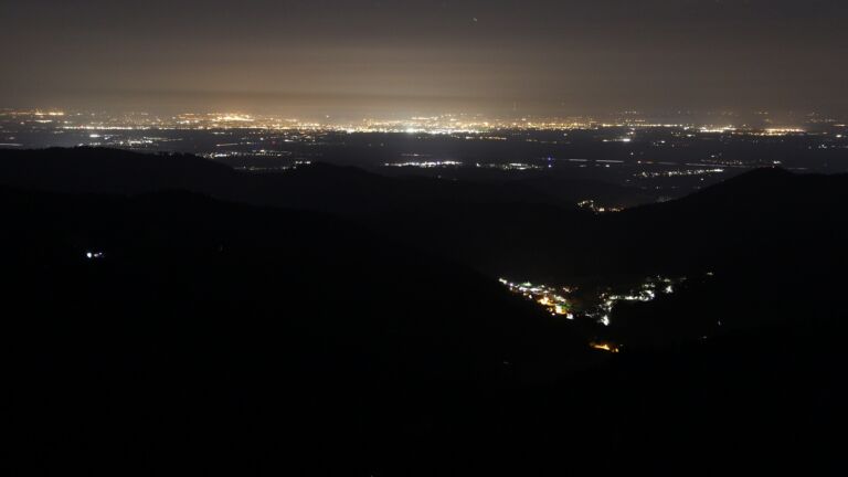 Dieses Bild zeigt eine Webcam-Aufnahme vom Achertal, aufgenommen am Mittwoch, den 15.04.2026 um 23:30 Uhr. Die Temperatur betrug 6.9°C.