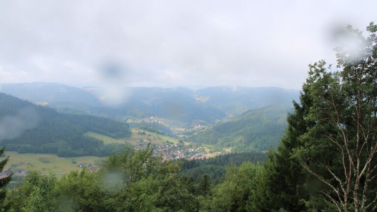 Dieses Bild zeigt eine Webcam-Aufnahme vom Achertal, aufgenommen am Montag, den 27.07.2026 um 10:40 Uhr. Die Temperatur betrug 14.2°C.