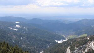 Dieses Bild zeigt eine Webcam-Aufnahme vom Achertal, aufgenommen am Mittwoch, den 01.04.2026 um 16:10 Uhr. Die Temperatur betrug 2.4°C.