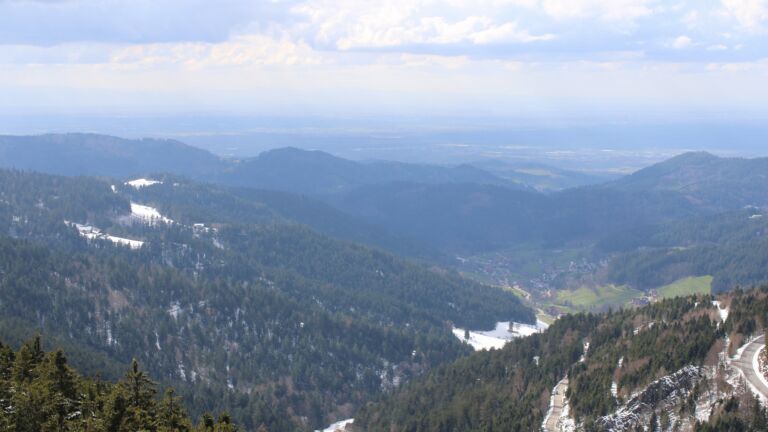 Dieses Bild zeigt eine Webcam-Aufnahme vom Achertal, aufgenommen am Mittwoch, den 01.04.2026 um 16:10 Uhr. Die Temperatur betrug 2.4°C.