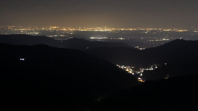 Dieses Bild zeigt eine Webcam-Aufnahme vom Achertal, aufgenommen am Mittwoch, den 18.03.2026 um 20:30 Uhr. Die Temperatur betrug 3.8°C.