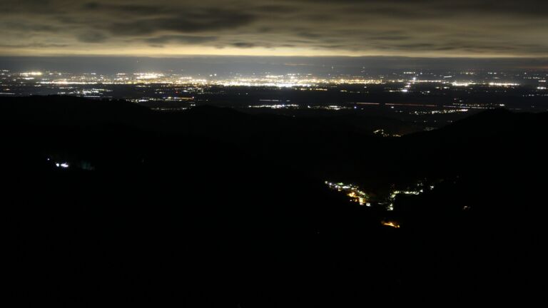 Dieses Bild zeigt eine Webcam-Aufnahme vom Achertal, aufgenommen am Mittwoch, den 29.10.2025 um 04:00 Uhr. Die Temperatur betrug 5.9°C.