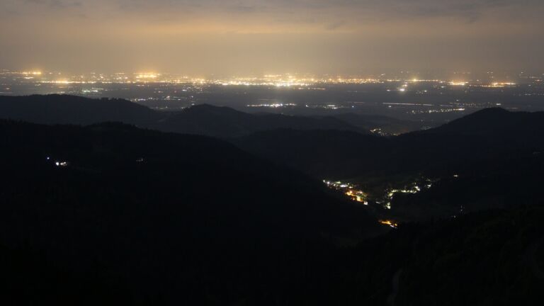 Dieses Bild zeigt eine Webcam-Aufnahme vom Achertal, aufgenommen am Donnerstag, den 08.05.2025 um 00:30 Uhr. Die Temperatur betrug 4.6°C.