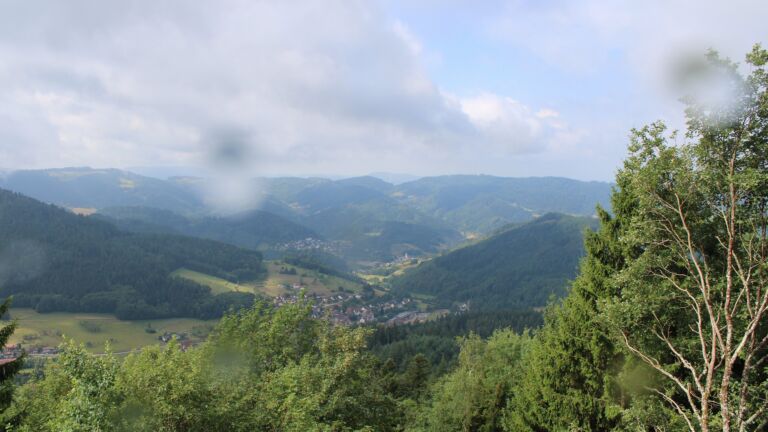 Dieses Bild zeigt eine Webcam-Aufnahme vom Achertal, aufgenommen am Montag, den 27.07.2026 um 11:00 Uhr. Die Temperatur betrug 15.6°C.