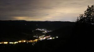 Dieses Bild zeigt eine Webcam-Aufnahme vom Achertal, aufgenommen am Mittwoch, den 10.06.2026 um 23:30 Uhr. Die Temperatur betrug 8.8°C.