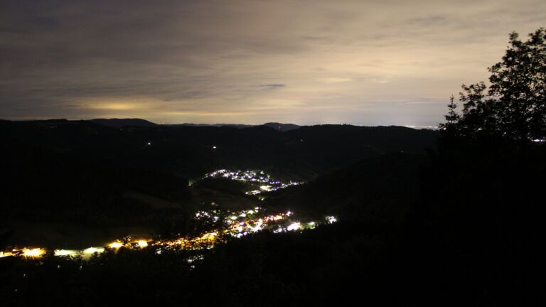 Dieses Bild zeigt eine Webcam-Aufnahme vom Achertal, aufgenommen am Mittwoch, den 10.06.2026 um 23:30 Uhr. Die Temperatur betrug 8.8°C.
