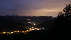 Dieses Bild zeigt eine Webcam-Aufnahme vom Achertal, aufgenommen am Sonntag, den 31.05.2026 um 22:40 Uhr. Die Temperatur betrug 13.9°C.