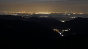 Dieses Bild zeigt eine Webcam-Aufnahme vom Achertal, aufgenommen am Montag, den 23.03.2026 um 20:00 Uhr. Die Temperatur betrug 5.7°C.