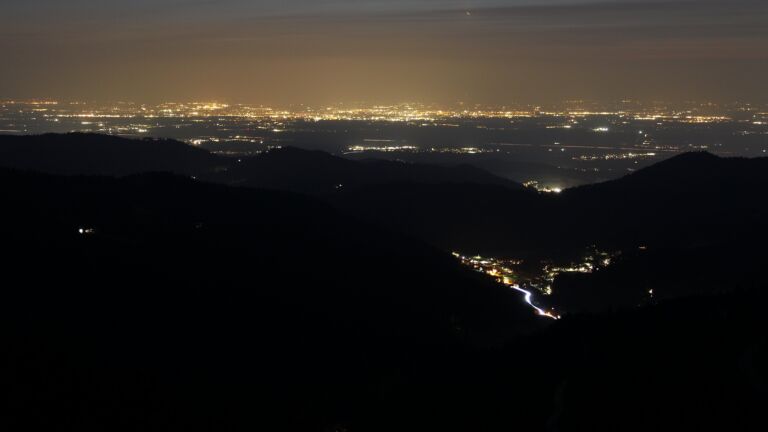 Dieses Bild zeigt eine Webcam-Aufnahme vom Achertal, aufgenommen am Montag, den 23.03.2026 um 20:00 Uhr. Die Temperatur betrug 5.7°C.