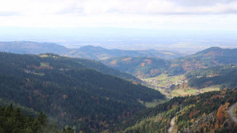 Dieses Bild zeigt eine Webcam-Aufnahme vom Achertal, aufgenommen am Donnerstag, den 30.10.2025 um 13:10 Uhr. Die Temperatur betrug 5.8°C.