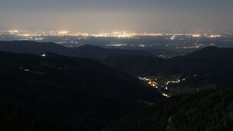 Dieses Bild zeigt eine Webcam-Aufnahme vom Achertal, aufgenommen am Samstag, den 10.05.2025 um 00:30 Uhr. Die Temperatur betrug 5.7°C.