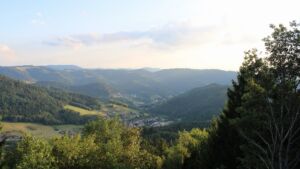 Dieses Bild zeigt eine Webcam-Aufnahme vom Achertal, aufgenommen am Mittwoch, den 05.08.2026 um 19:50 Uhr. Die Temperatur betrug 27.4°C.