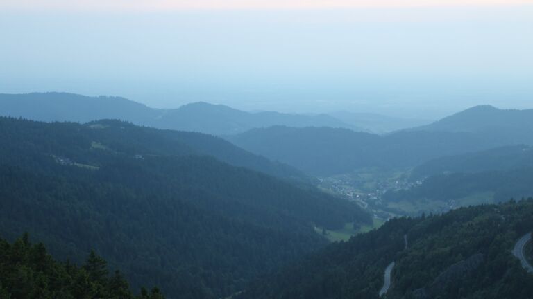 Dieses Bild zeigt eine Webcam-Aufnahme vom Achertal, aufgenommen am Montag, den 09.06.2025 um 21:40 Uhr. Die Temperatur betrug 12.3°C.