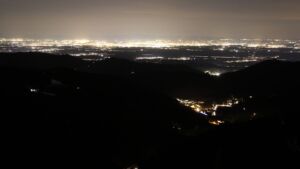 Dieses Bild zeigt eine Webcam-Aufnahme vom Achertal, aufgenommen am Donnerstag, den 15.01.2026 um 19:30 Uhr. Die Temperatur betrug 5.8°C.