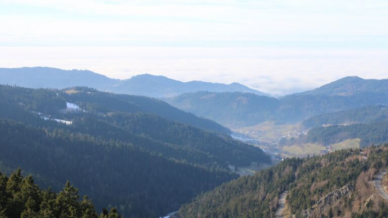 Dieses Bild zeigt eine Webcam-Aufnahme vom Achertal, aufgenommen am Donnerstag, den 22.01.2026 um 13:30 Uhr. Die Temperatur betrug 7.6°C.