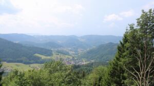 Dieses Bild zeigt eine Webcam-Aufnahme vom Achertal, aufgenommen am Samstag, den 18.07.2026 um 13:00 Uhr. Die Temperatur betrug 23.8°C.
