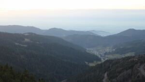 Dieses Bild zeigt eine Webcam-Aufnahme vom Achertal, aufgenommen am Mittwoch, den 17.12.2025 um 16:30 Uhr. Die Temperatur betrug 7°C.