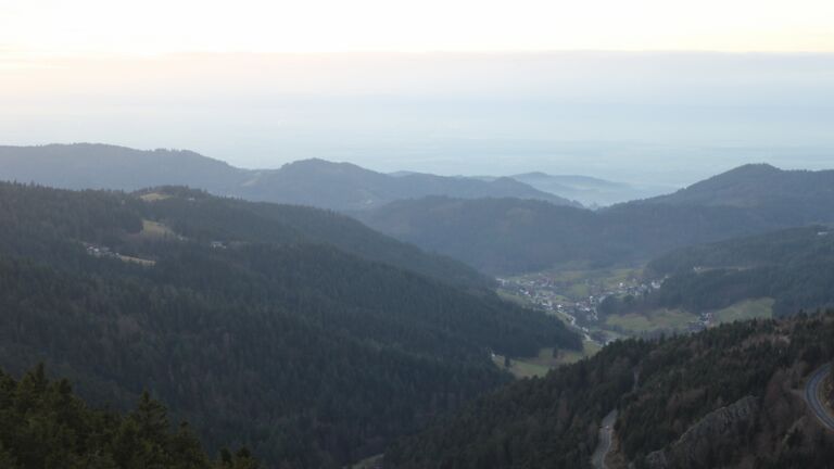 Dieses Bild zeigt eine Webcam-Aufnahme vom Achertal, aufgenommen am Mittwoch, den 17.12.2025 um 16:30 Uhr. Die Temperatur betrug 7°C.