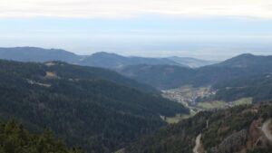 Dieses Bild zeigt eine Webcam-Aufnahme vom Achertal, aufgenommen am Dienstag, den 02.12.2025 um 15:50 Uhr. Die Temperatur betrug 4.9°C.