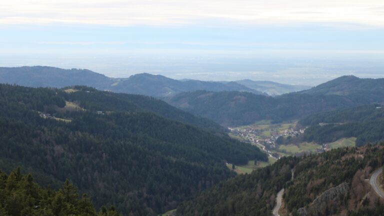 Dieses Bild zeigt eine Webcam-Aufnahme vom Achertal, aufgenommen am Dienstag, den 02.12.2025 um 15:50 Uhr. Die Temperatur betrug 4.9°C.