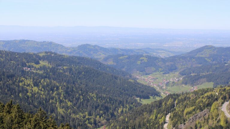 Dieses Bild zeigt eine Webcam-Aufnahme vom Achertal, aufgenommen am Freitag, den 24.04.2026 um 13:30 Uhr. Die Temperatur betrug 13.8°C.