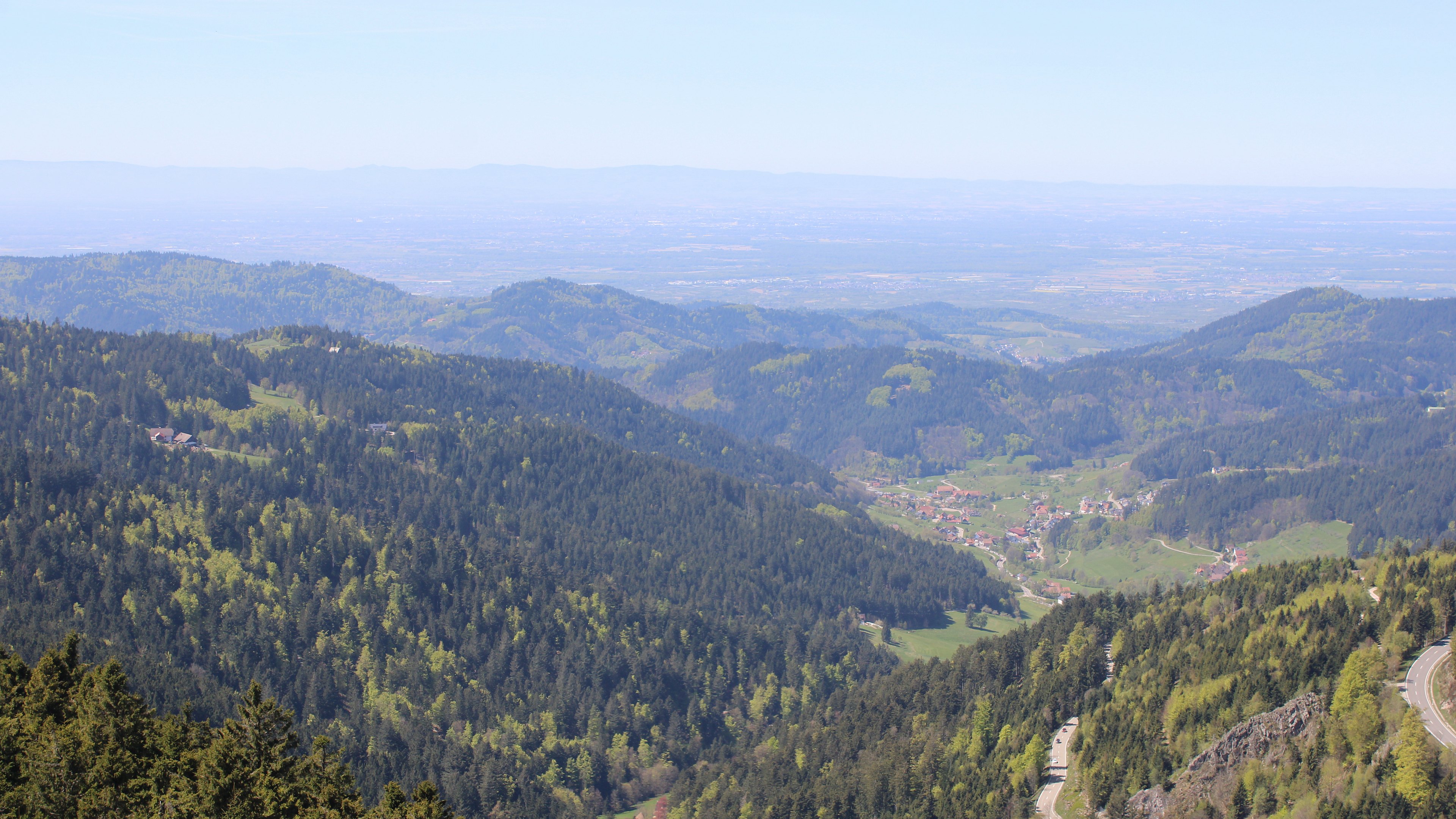 Dieses Bild zeigt eine Webcam-Aufnahme vom Achertal, aufgenommen am Freitag, den 24.04.2026 um 13:30 Uhr. Die Temperatur betrug 13.8°C.