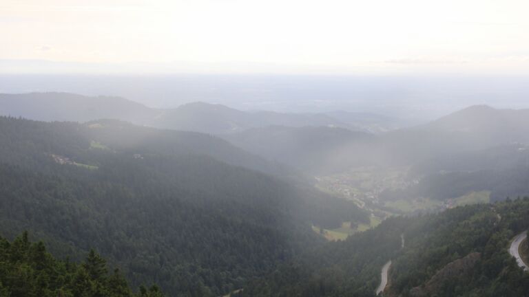 Dieses Bild zeigt eine Webcam-Aufnahme vom Achertal, aufgenommen am Samstag, den 19.07.2025 um 17:50 Uhr. Die Temperatur betrug 15.6°C.