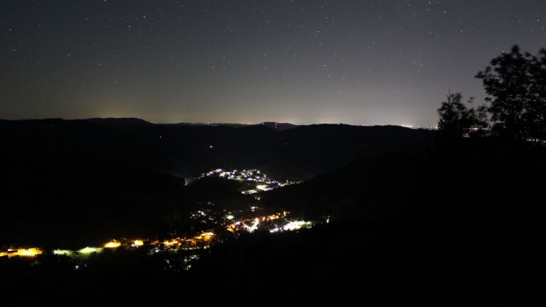 Dieses Bild zeigt eine Webcam-Aufnahme vom Achertal, aufgenommen am Dienstag, den 15.09.2026 um 00:30 Uhr. Die Temperatur betrug 18.2°C.