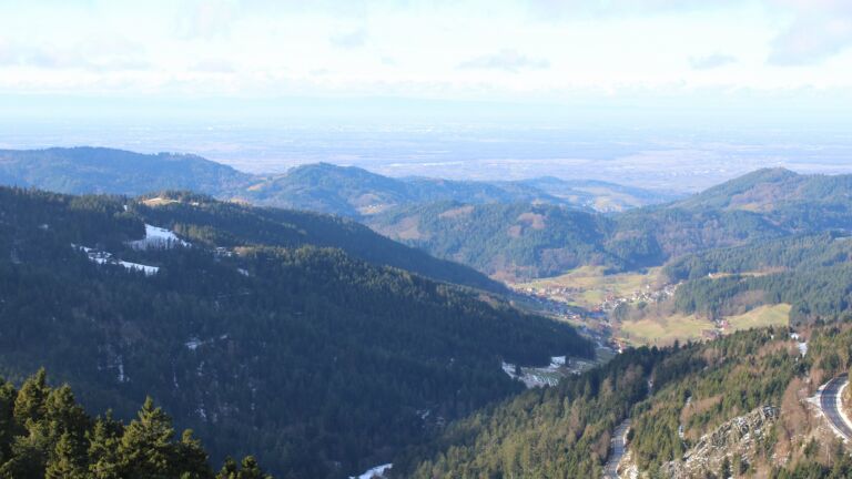 Dieses Bild zeigt eine Webcam-Aufnahme vom Achertal, aufgenommen am Donnerstag, den 15.01.2026 um 12:30 Uhr. Die Temperatur betrug 5.5°C.