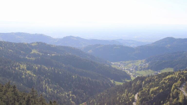 Dieses Bild zeigt eine Webcam-Aufnahme vom Achertal, aufgenommen am Donnerstag, den 23.04.2026 um 18:10 Uhr. Die Temperatur betrug 13.3°C.