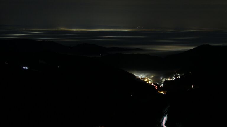 Dieses Bild zeigt eine Webcam-Aufnahme vom Achertal, aufgenommen am Mittwoch, den 21.01.2026 um 22:30 Uhr. Die Temperatur betrug 5.5°C.