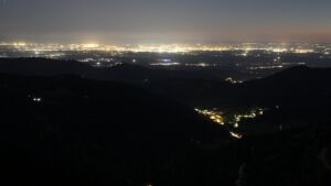 Dieses Bild zeigt eine Webcam-Aufnahme vom Achertal, aufgenommen am Donnerstag, den 23.04.2026 um 22:10 Uhr. Die Temperatur betrug 9.4°C.