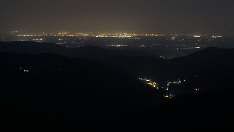 Dieses Bild zeigt eine Webcam-Aufnahme vom Achertal, aufgenommen am Samstag, den 16.08.2025 um 01:00 Uhr. Die Temperatur betrug 20.1°C.