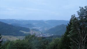Dieses Bild zeigt eine Webcam-Aufnahme vom Achertal, aufgenommen am Samstag, den 01.08.2026 um 05:50 Uhr. Die Temperatur betrug 16.6°C.