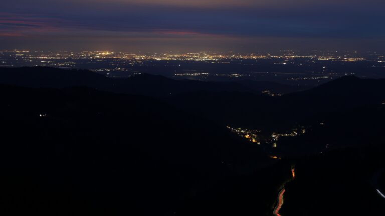 Dieses Bild zeigt eine Webcam-Aufnahme vom Achertal, aufgenommen am Freitag, den 10.04.2026 um 21:00 Uhr. Die Temperatur betrug 5.1°C.